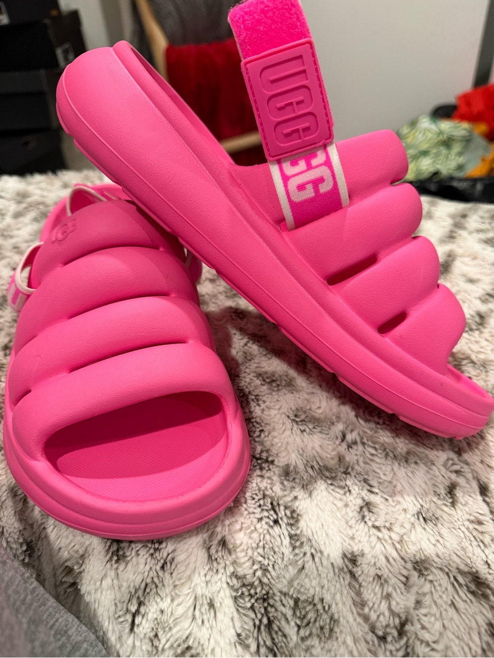 Size 8 UGG Women’s Puffy Slide Sandals